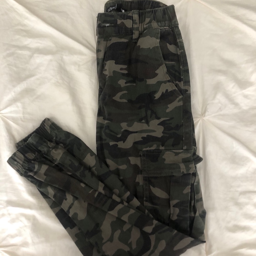 Never worn before, stretchy camp cargo joggers!